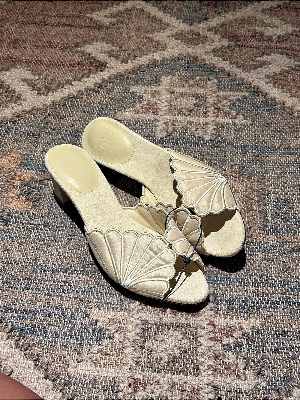 NWT Reformation Waldena Block Heeled Mule Scalloped Mule Heels in Cream US 7.5